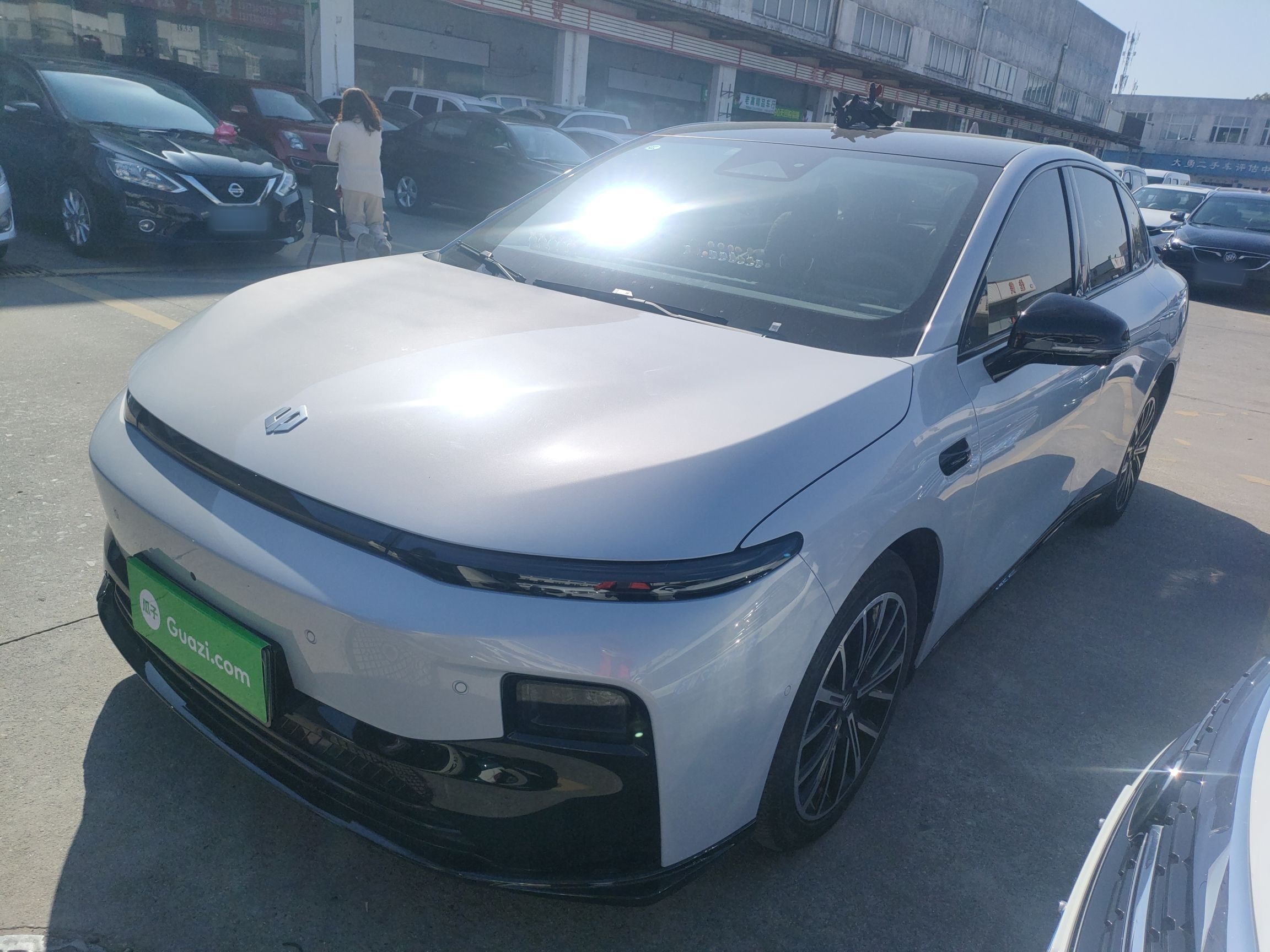 تحت مقدمة السيارة