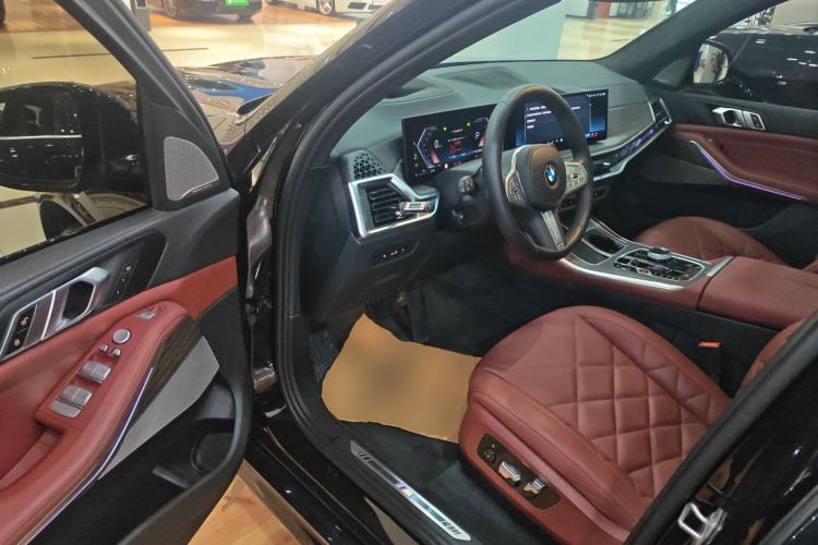 Used BMW X5 2023 xDrive 40Li M Sport Night Edition Package Driver Seat