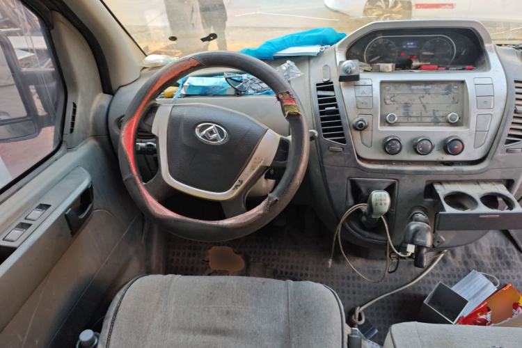 Used SAIC MAXUS Xintu V80 2017 2.5T 5-Speed Manual Aoyuntong National V Short Wheelbase Mid-Roof 5/6/10-Seater
