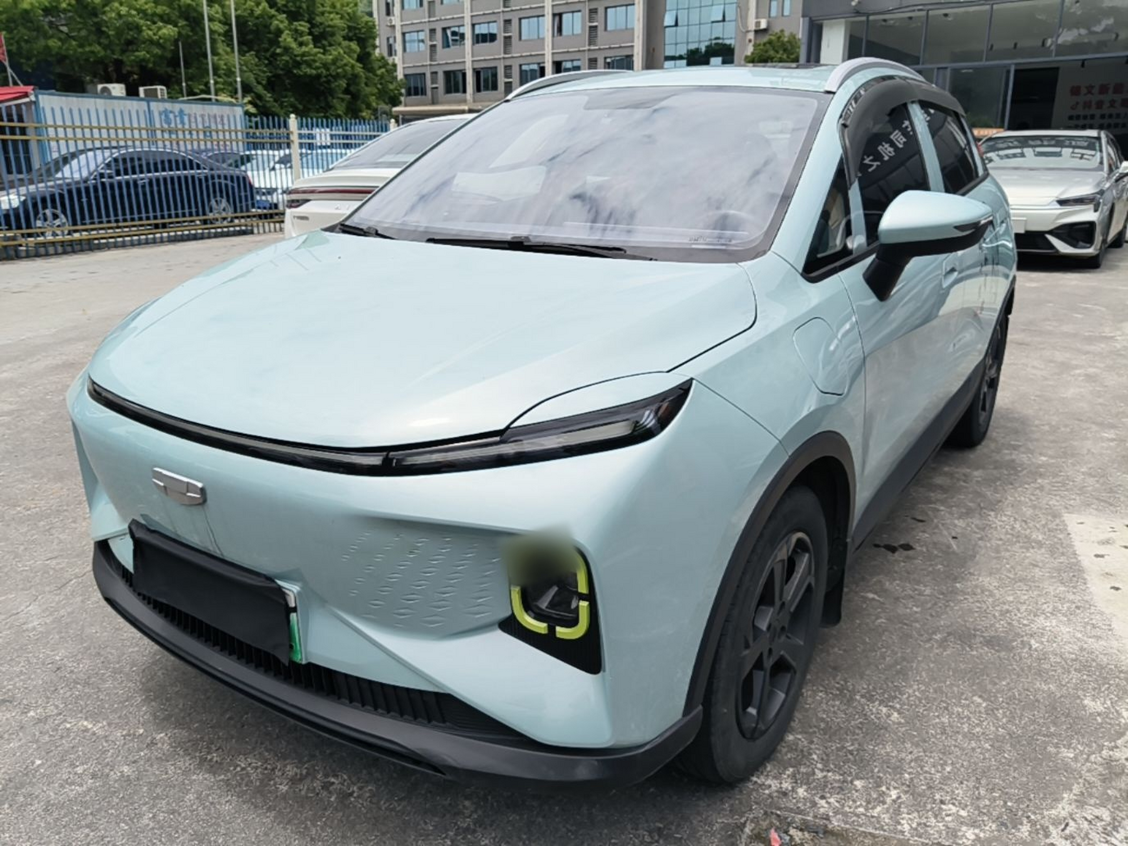 Под передней частью автомобиля
