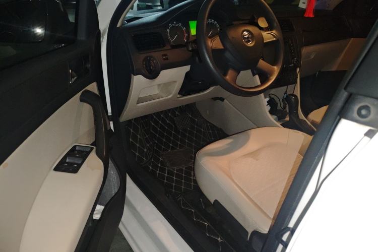 Used Skoda Rapid 2013 1.6L Automatic Smart Selection Model
