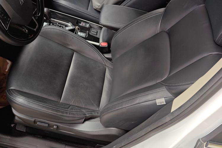 Used Mitsubishi Outlander 2019 2.4L Two-Wheel Drive ZhiXing Version 5 Seats China V Emission Standard Left Front Seat