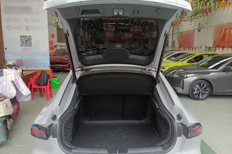 Used CHANGAN UNI-V 2022 1.5T Prestige Version Trunk