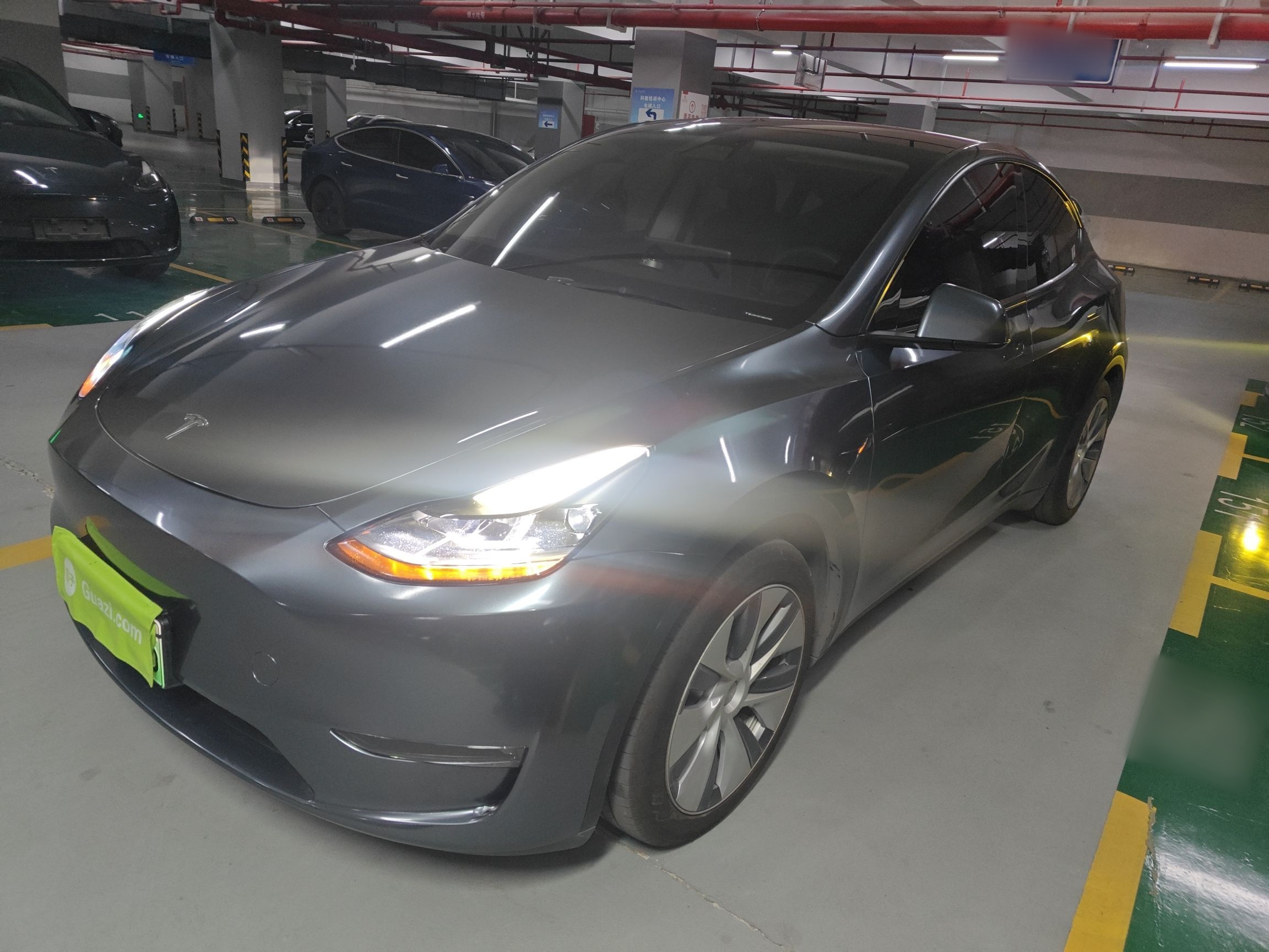 Под передней частью автомобиля