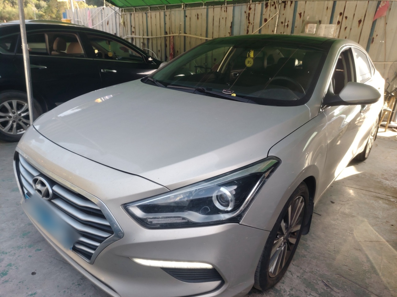 Под передней частью автомобиля