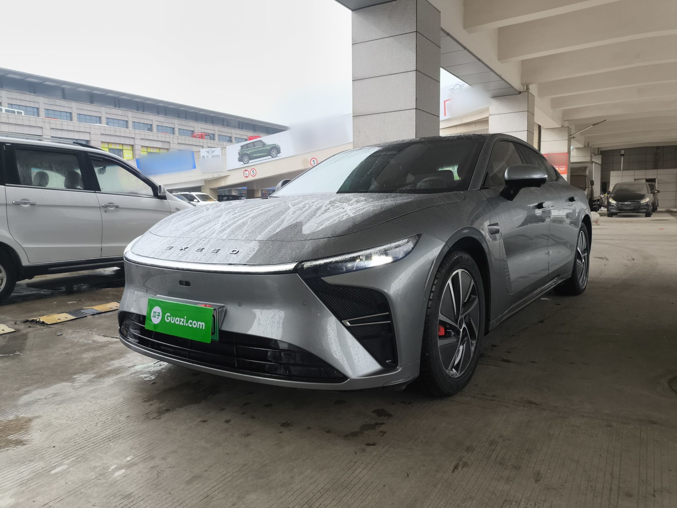 Под передней частью автомобиля