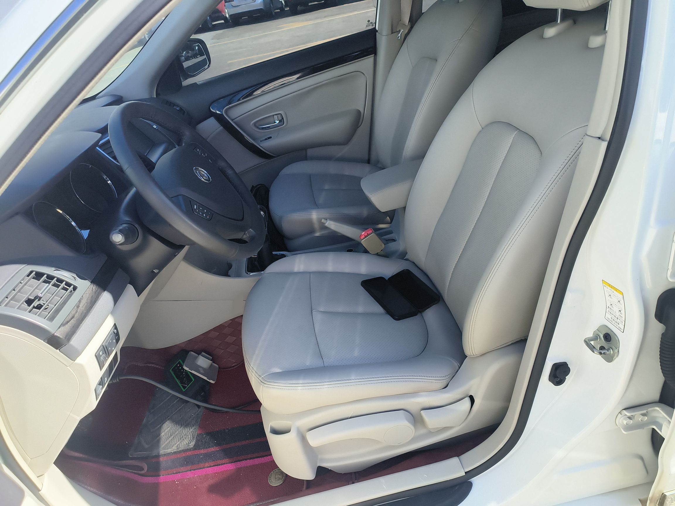 Переднее сиденье в автомобиле