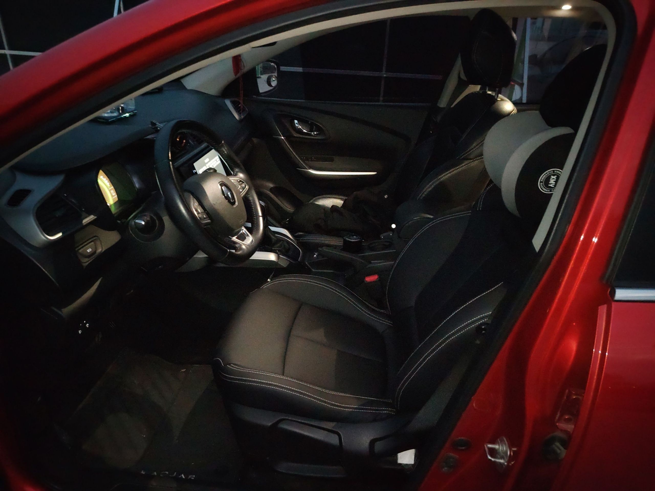 المقاعد الأمامية داخل السيارة