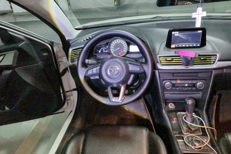 Used Mazda 3 Axela 2017 Sedan 1.5L Automatic Luxury Model China VI Standard Steering Wheel