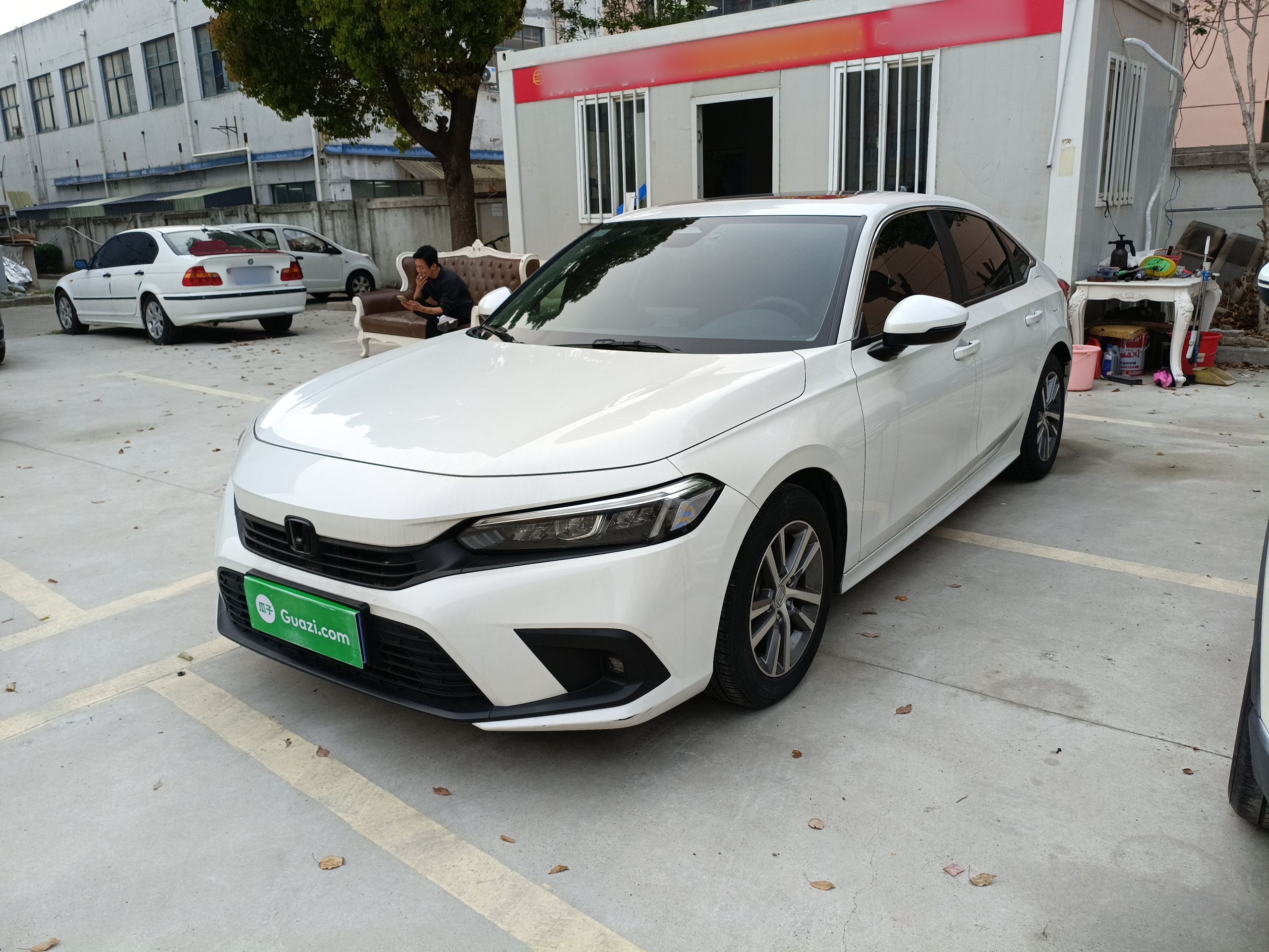 Под передней частью автомобиля