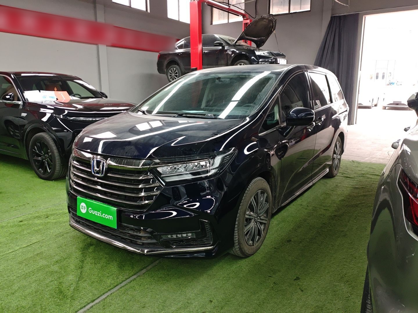 Под передней частью автомобиля