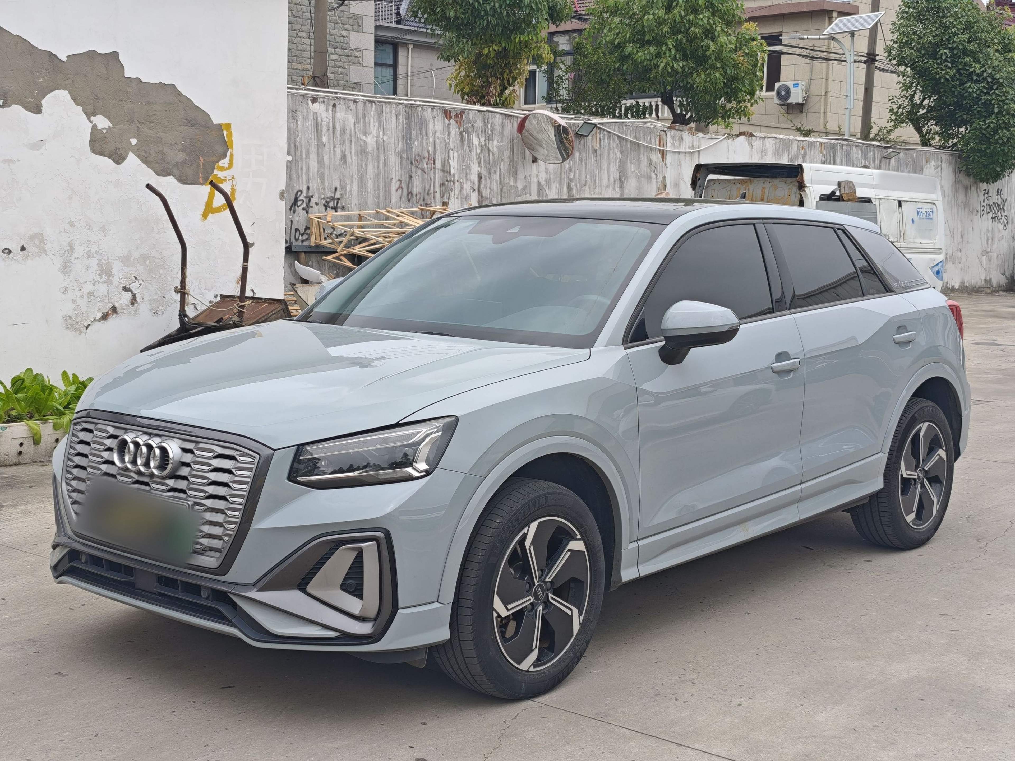Под передней частью автомобиля
