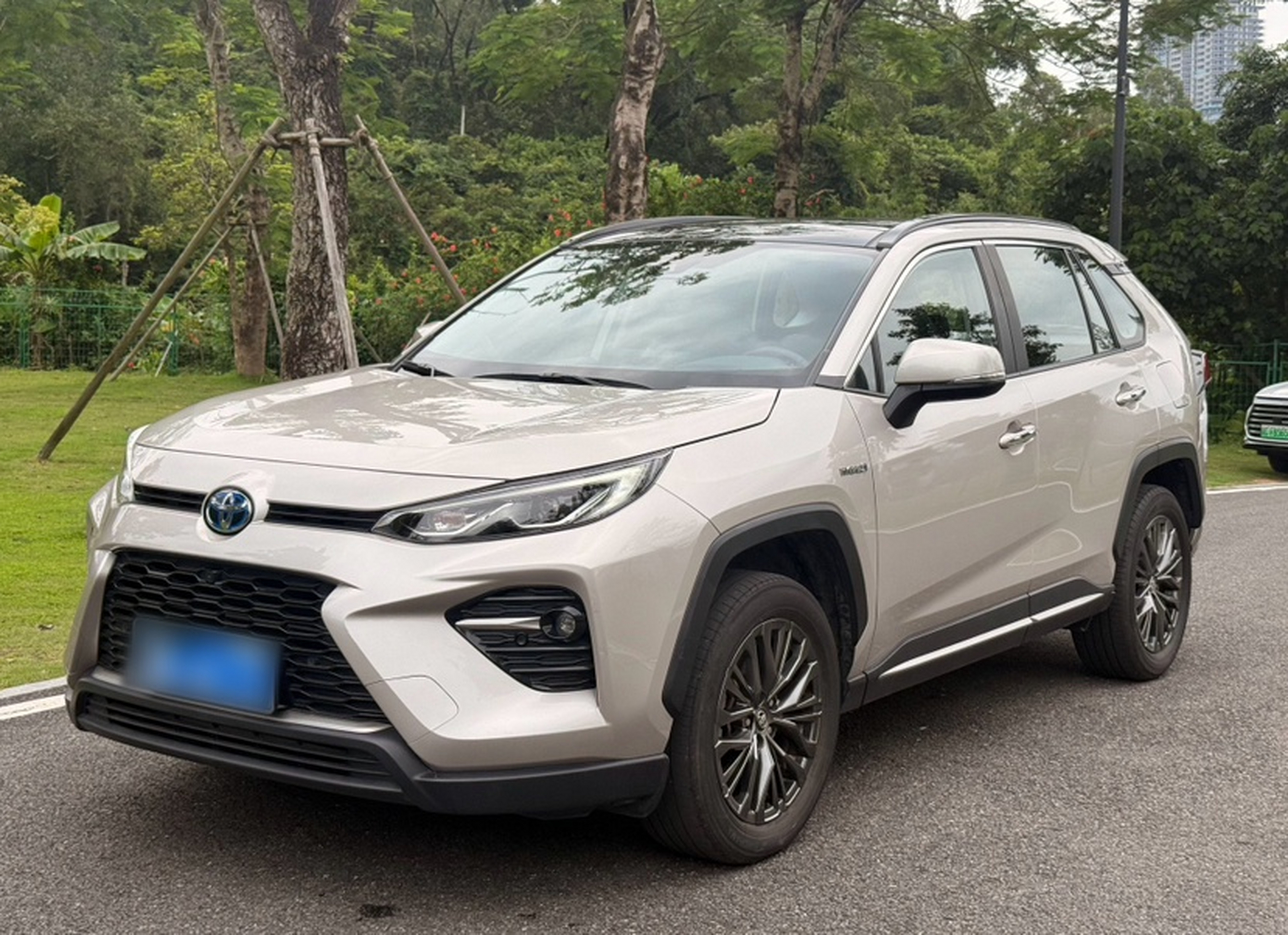 Под передней частью автомобиля