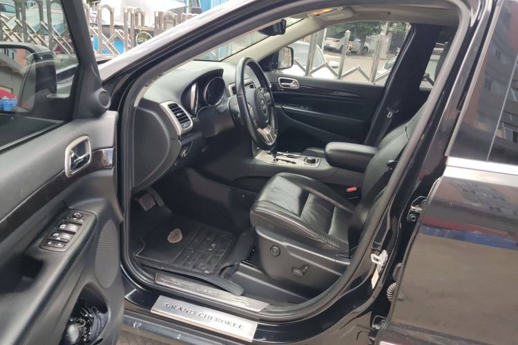 Used Jeep Grand Cherokee 2011 Revised Version 3.6L Comfort Edition
