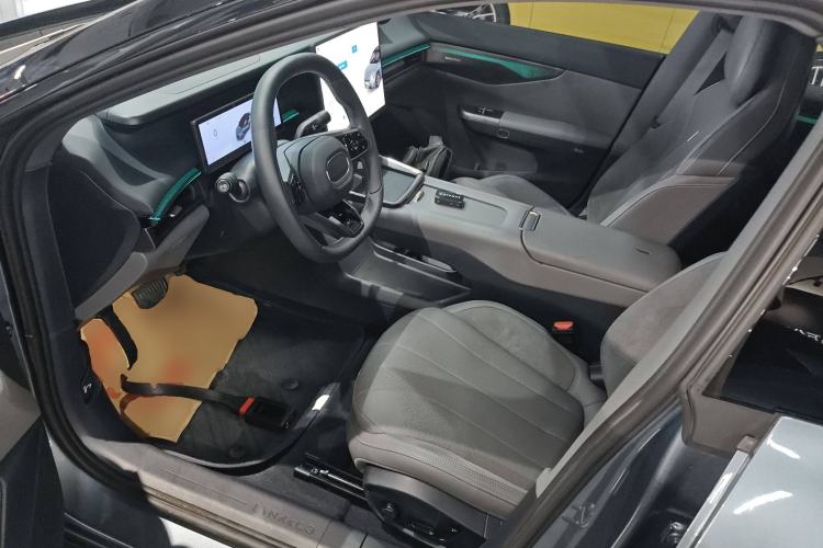 Used Lynk & Co 07 2024 EM-P 126 Long-Range Halo Left Front Seat