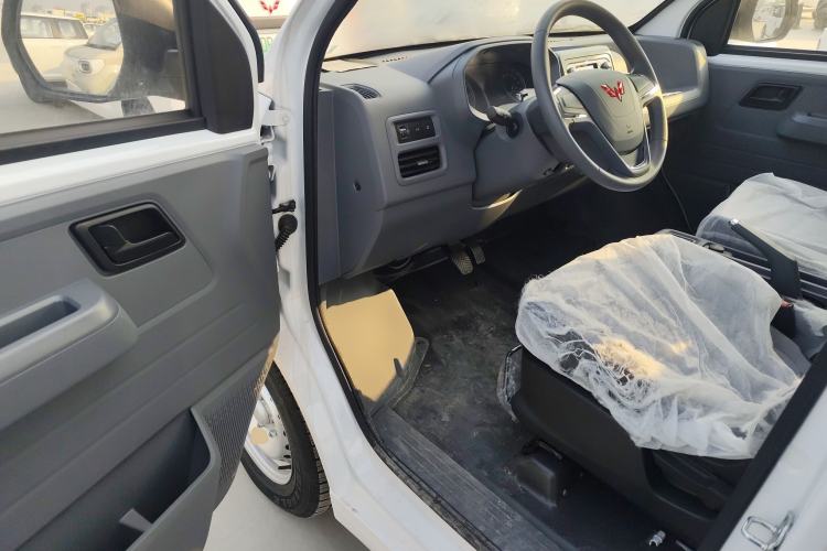 Used Wuling Yangguang 2024 300KM Comfort Version Passenger Van 75kW