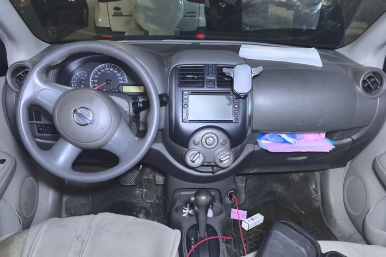 Used Nissan Sunny 2011 1.5XE CVT Comfort Edition Center Console