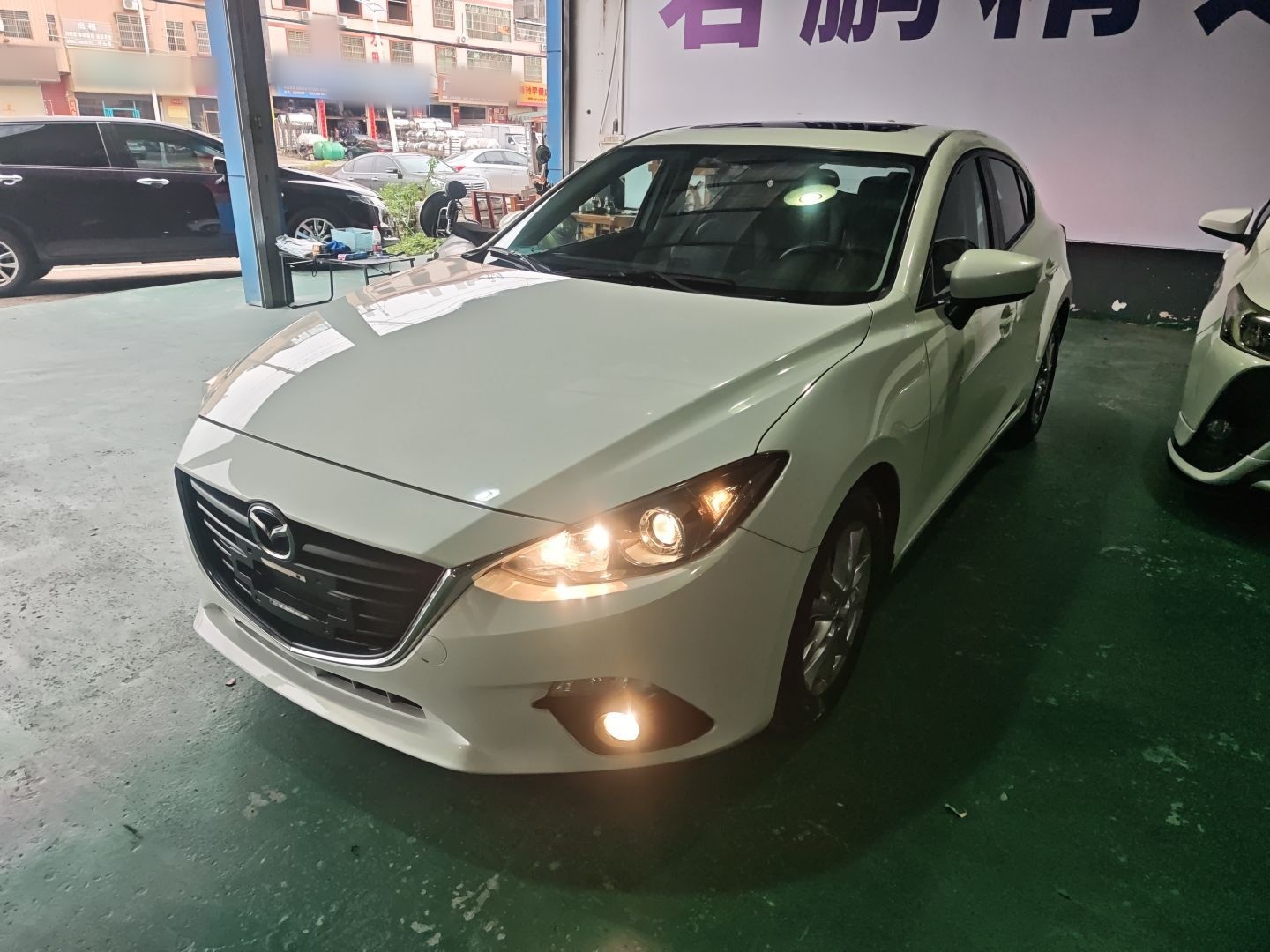 Под передней частью автомобиля