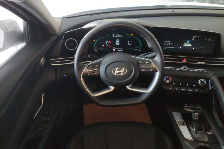 Used Hyundai Elantra 2023 1.5L CVT LUX Prestige Edition
