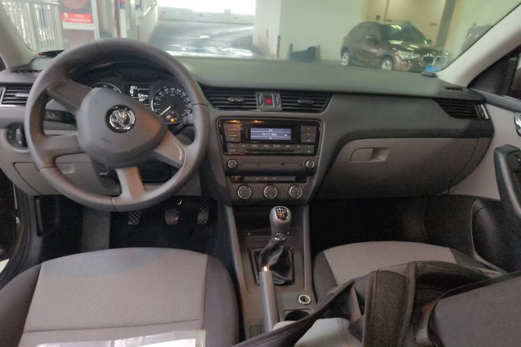 Used Skoda Octavia 2015 1.6L Manual Eado Edition Center Console