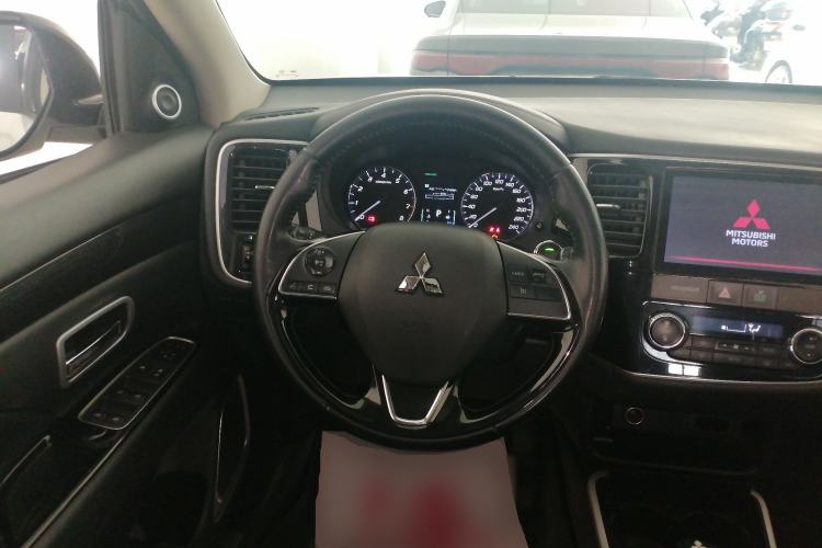 Used Mitsubishi Outlander 2019 2.0L Two-Wheel Drive Comfort Edition 7 Seats China V Emission Standard