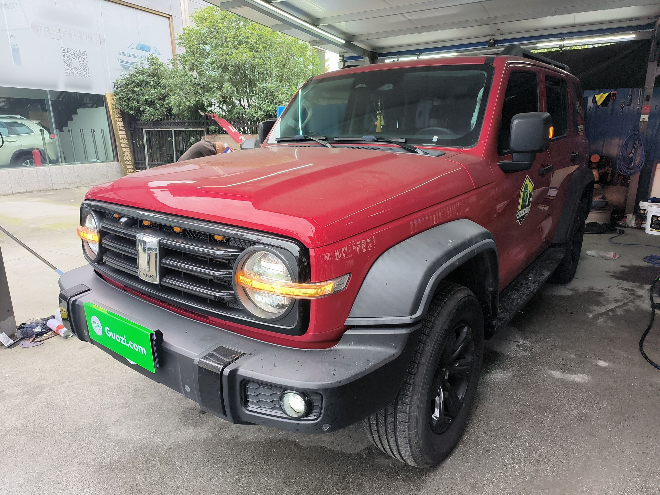 Под передней частью автомобиля