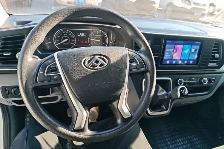 Used SAIC MAXUS Xintu V80 2023 2.0T Manual Classic Aoyuntong Short Wheelbase Ultra-Low Roof 5/6-Seater Center Console