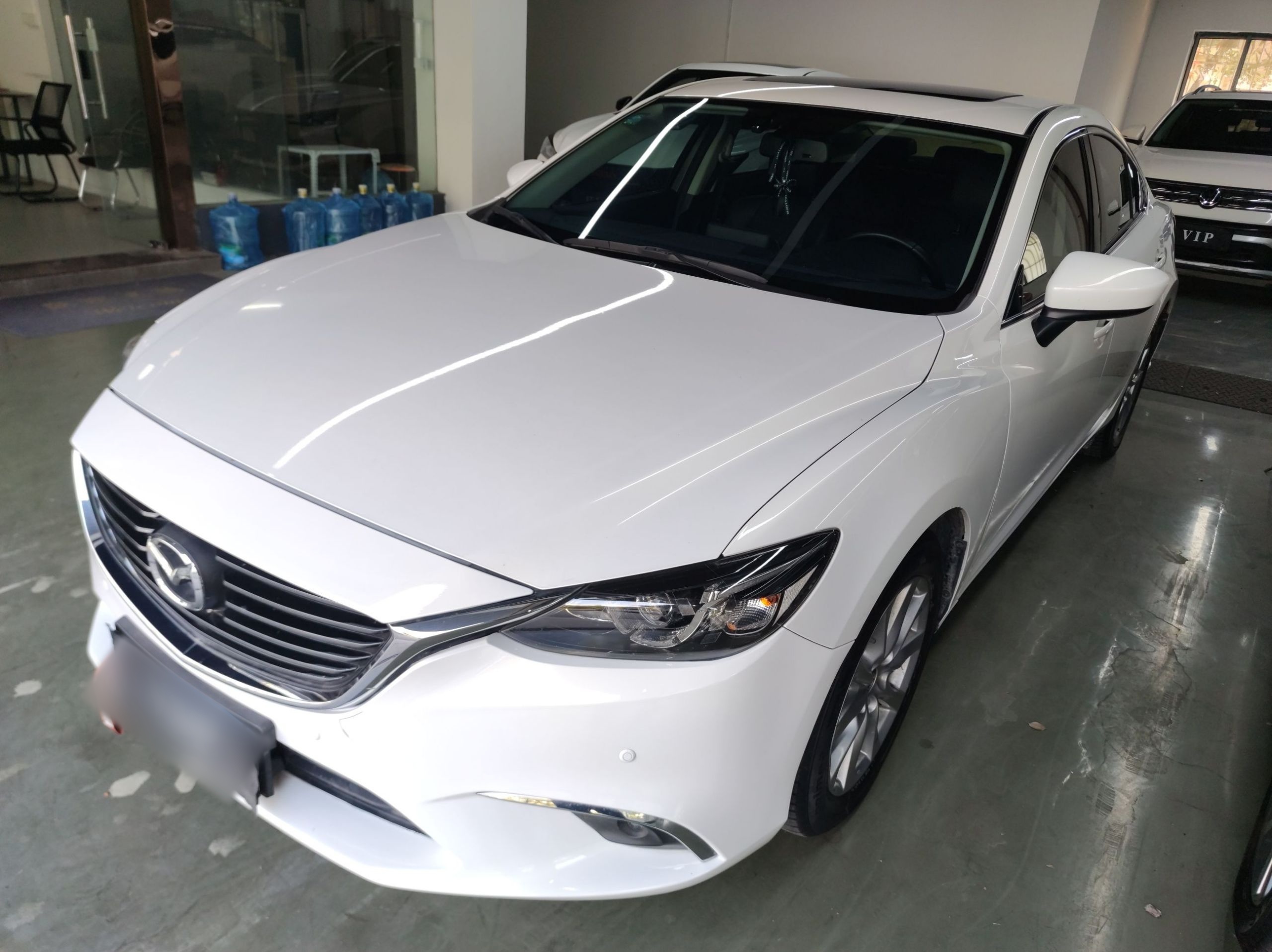 تحت مقدمة السيارة