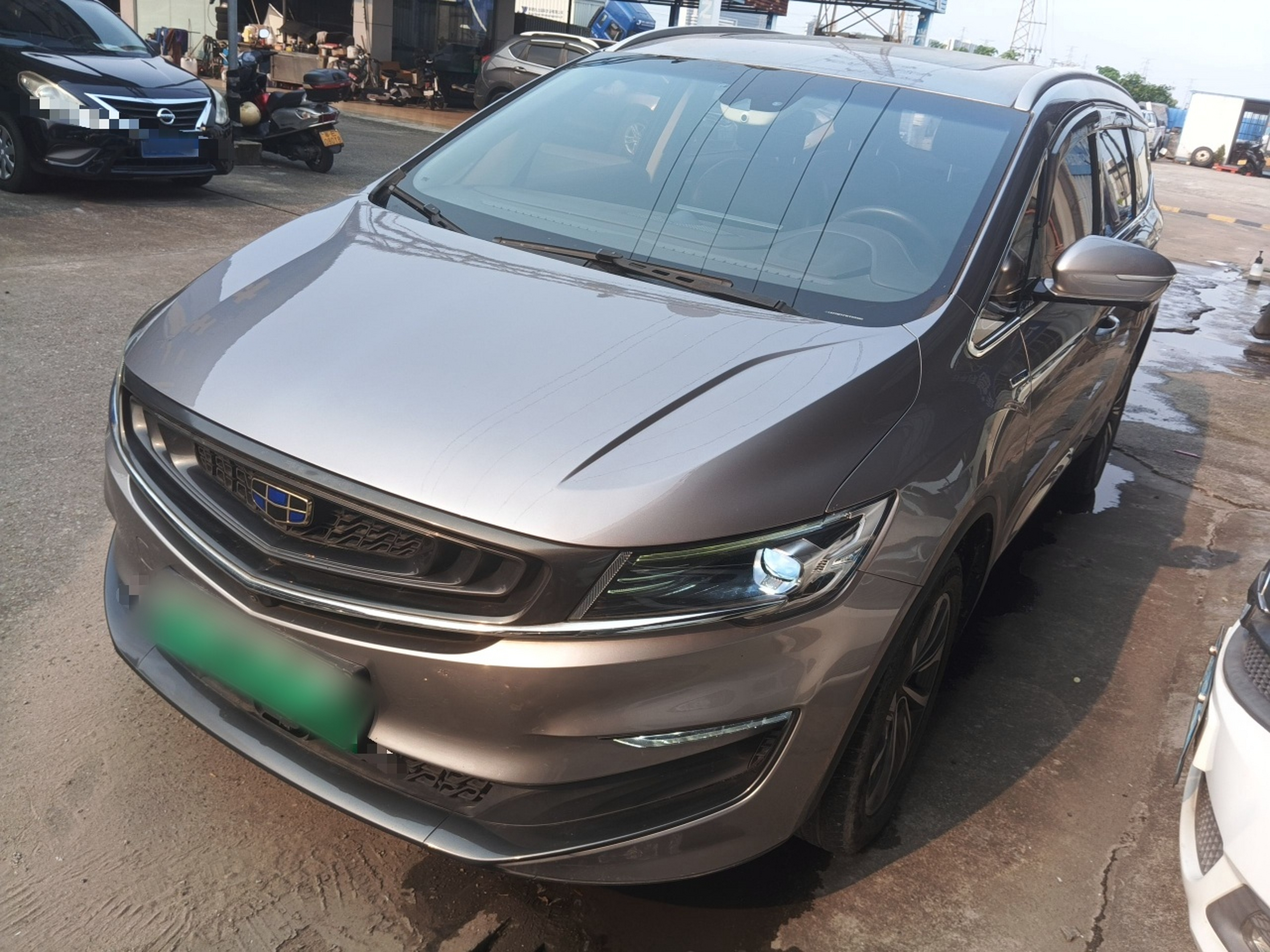 تحت مقدمة السيارة