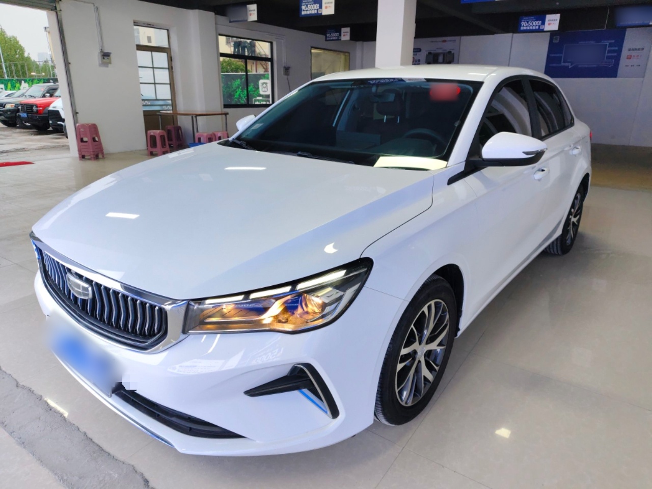 تحت مقدمة السيارة