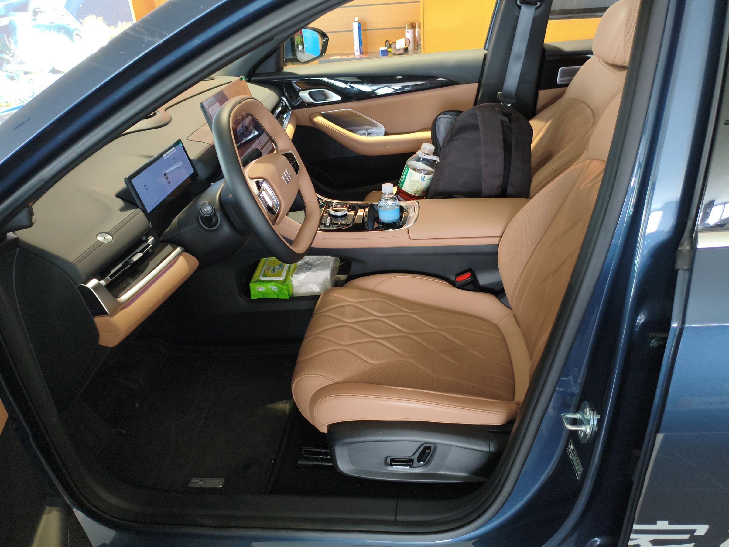 المقاعد الأمامية داخل السيارة