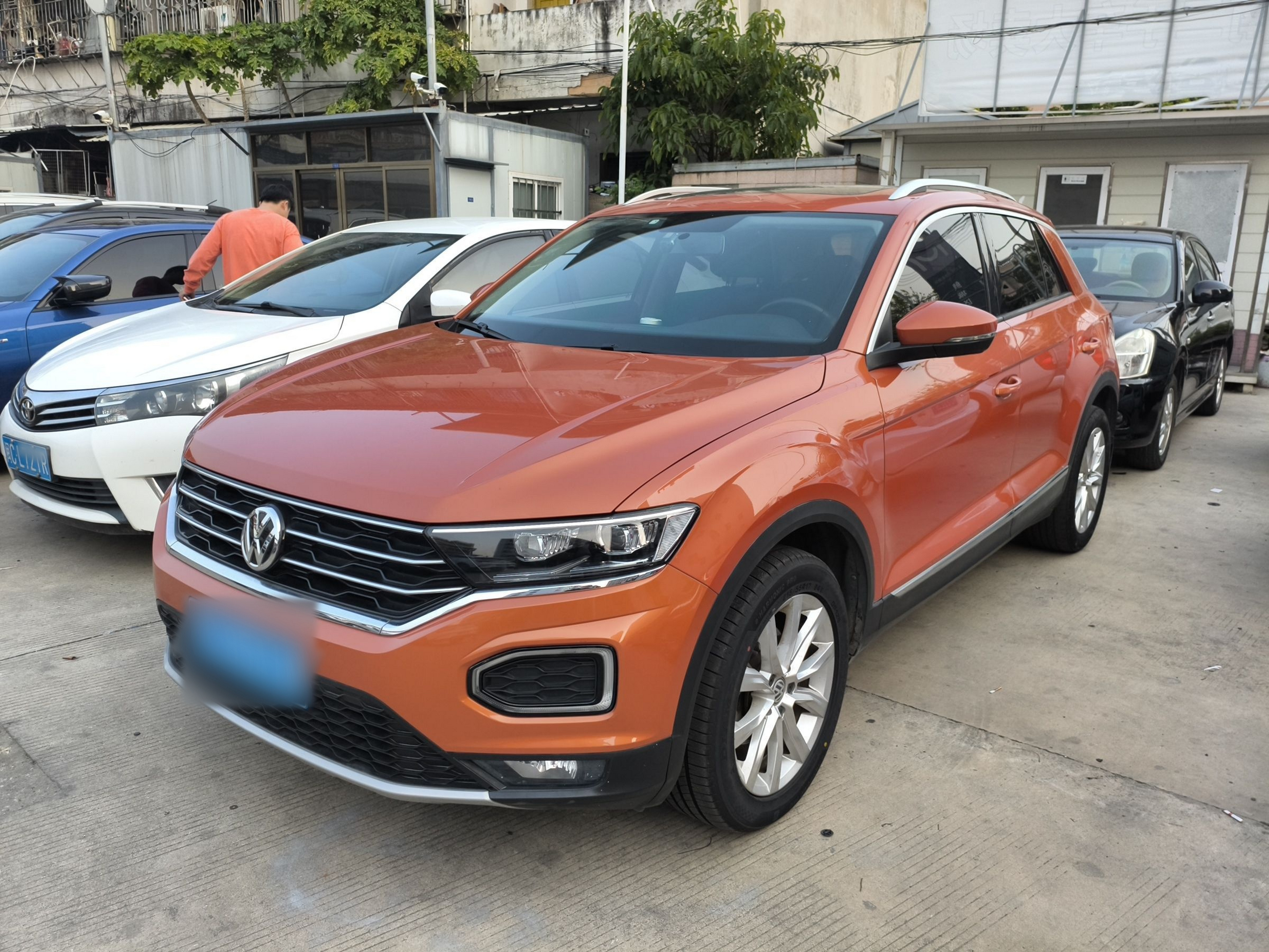 Под передней частью автомобиля