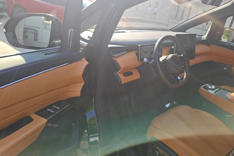 Used Geely Galaxy LEVC L380 2024 140-Degree 6-Seater All-Wheel-Drive Ultra