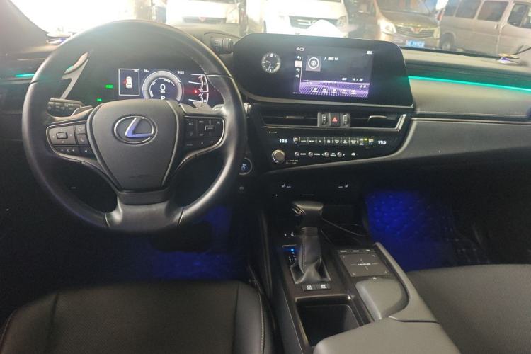 Used Lexus ES 2021 300h Excellence Edition Center Console