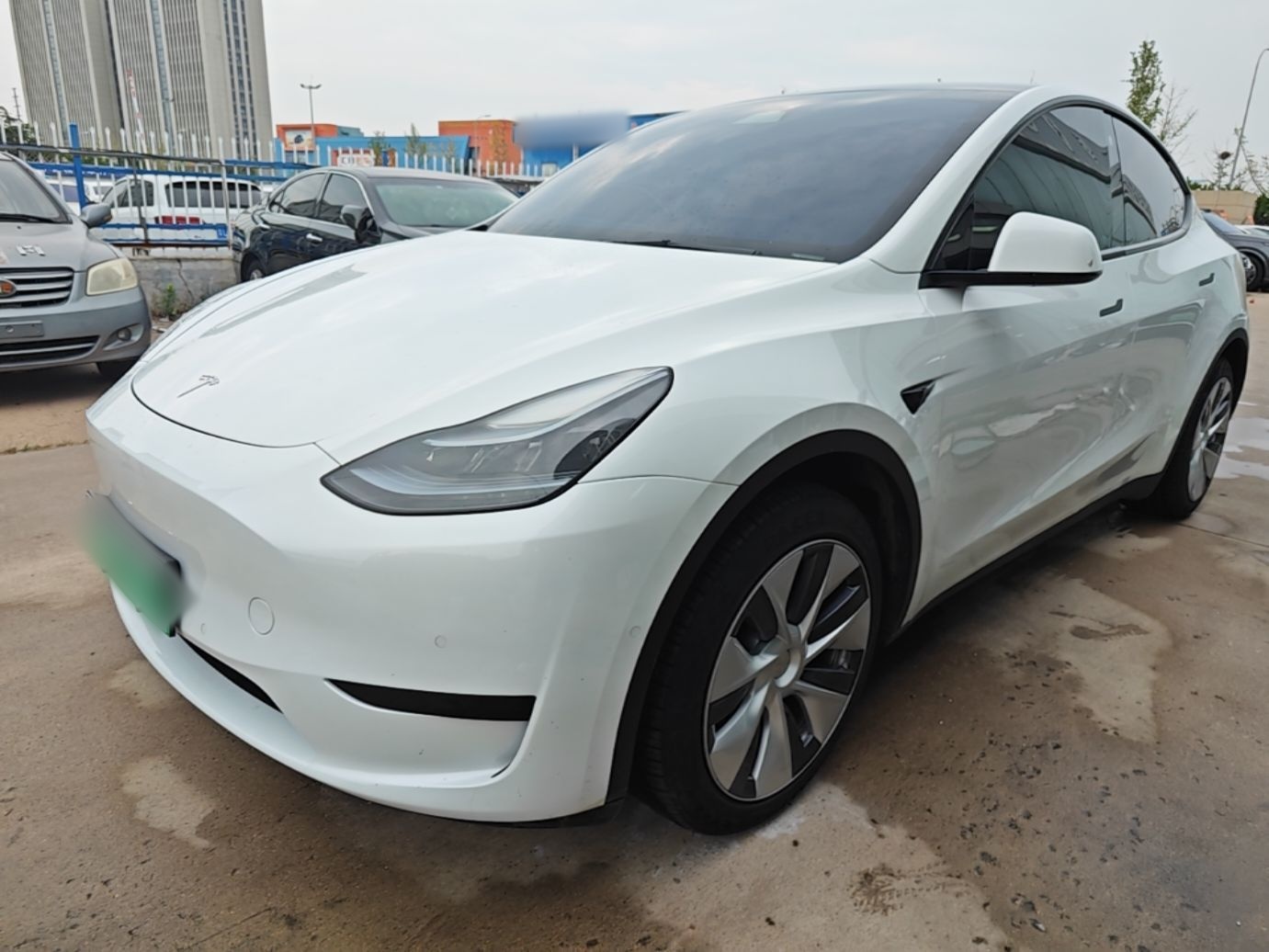 Под передней частью автомобиля