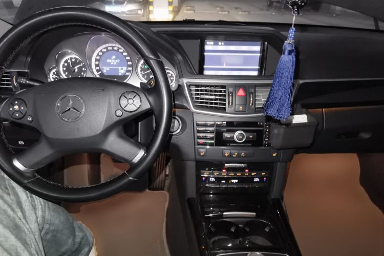 Used Mercedes-Benz E-Class 2009 E 300 Fashion Model Center Console