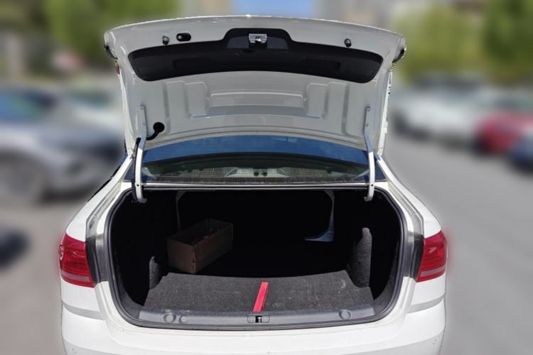 Used Volkswagen Lavida 2015 1.6L Automatic Comfort Edition Trunk