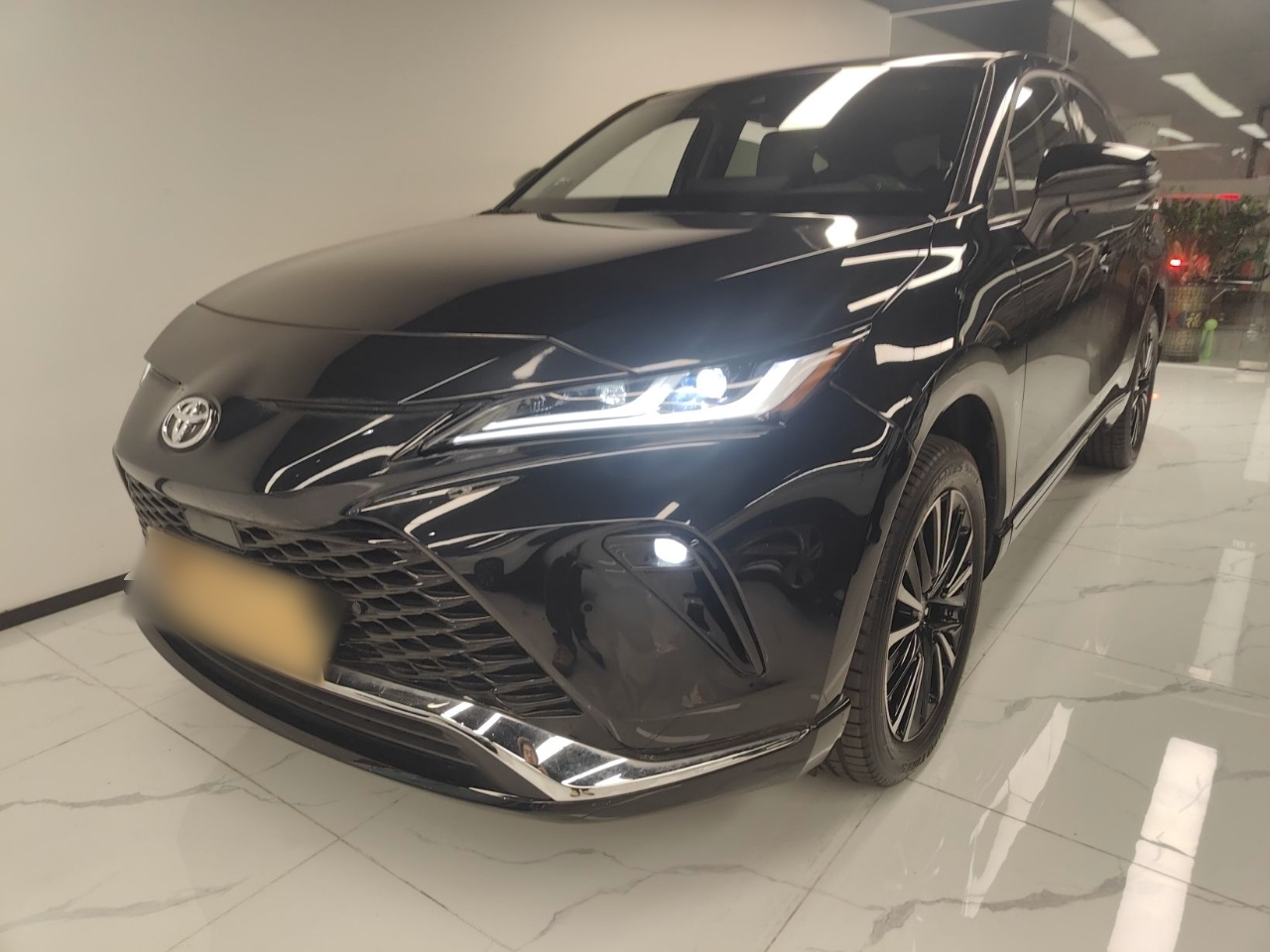 تحت مقدمة السيارة