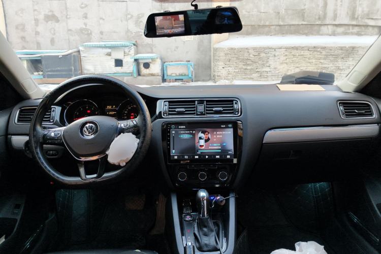 Used Volkswagen Sagitar 2017 230TSI Automatic Comfort Version Center Console