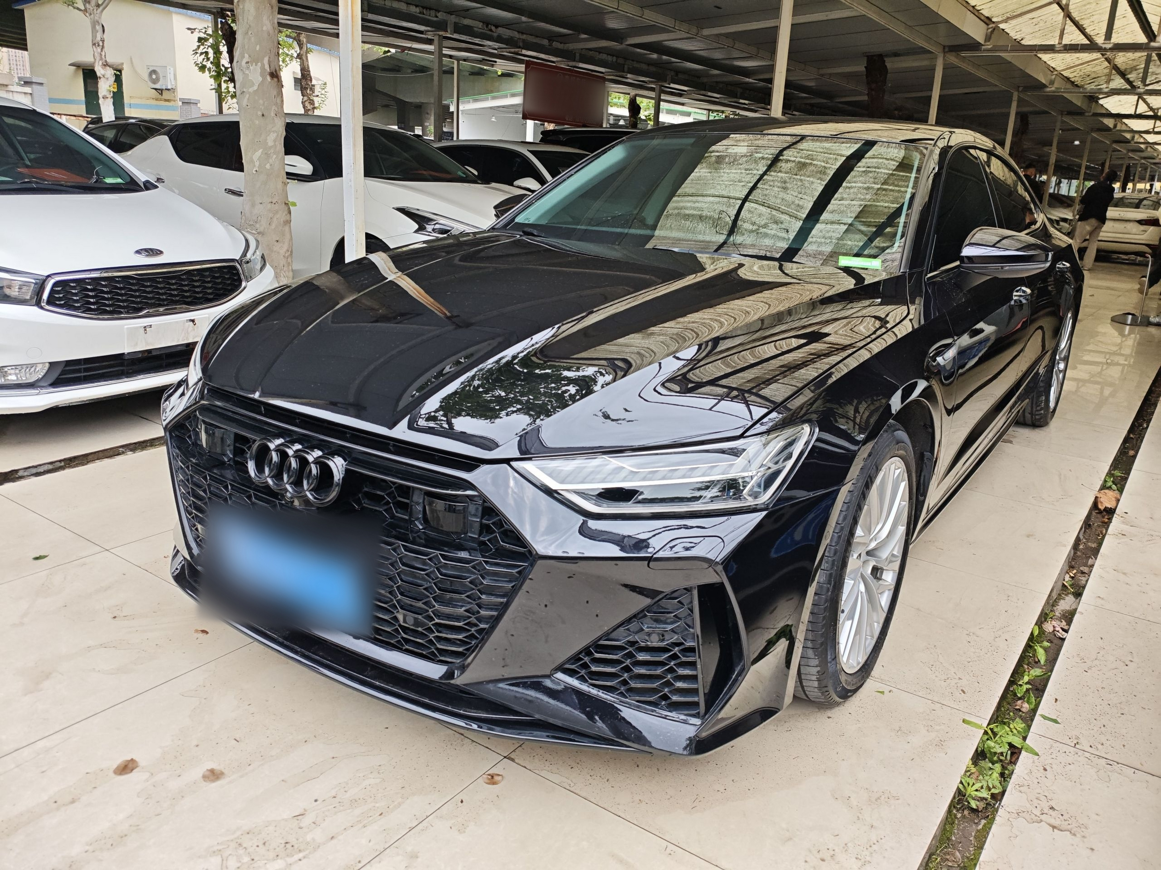 تحت مقدمة السيارة