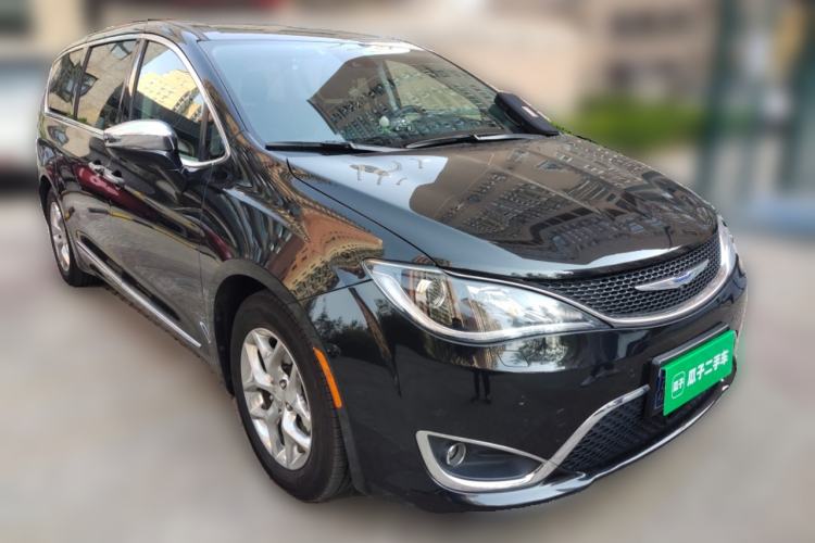 Used Chrysler Grand Voyager 2017 3.6L Premium Edition Front Right 45 Deg