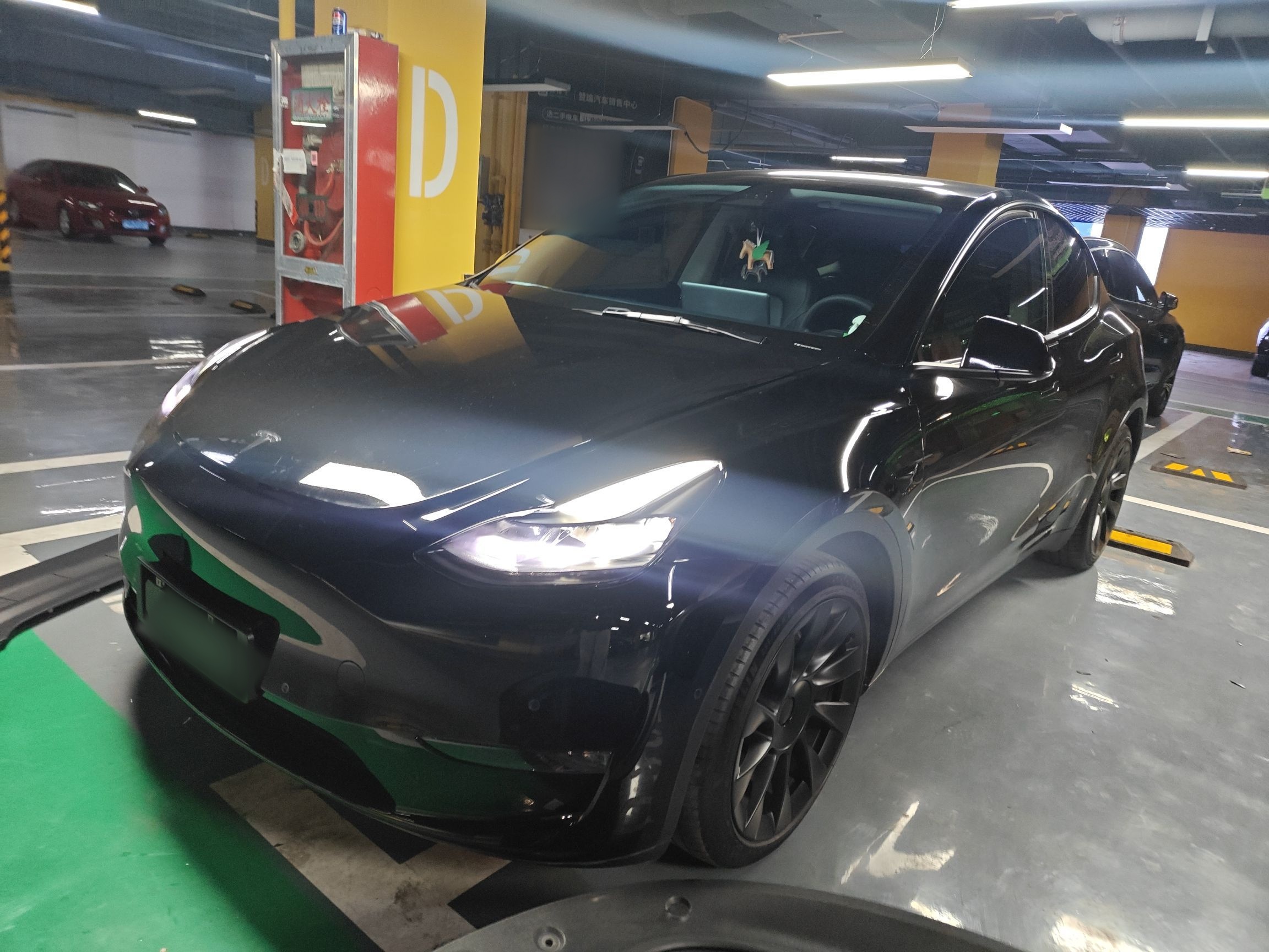 تحت مقدمة السيارة