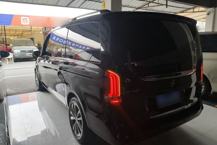 Used Mercedes-Benz V-Class 2021 V 260 Avantgarde Edition Exterior 2