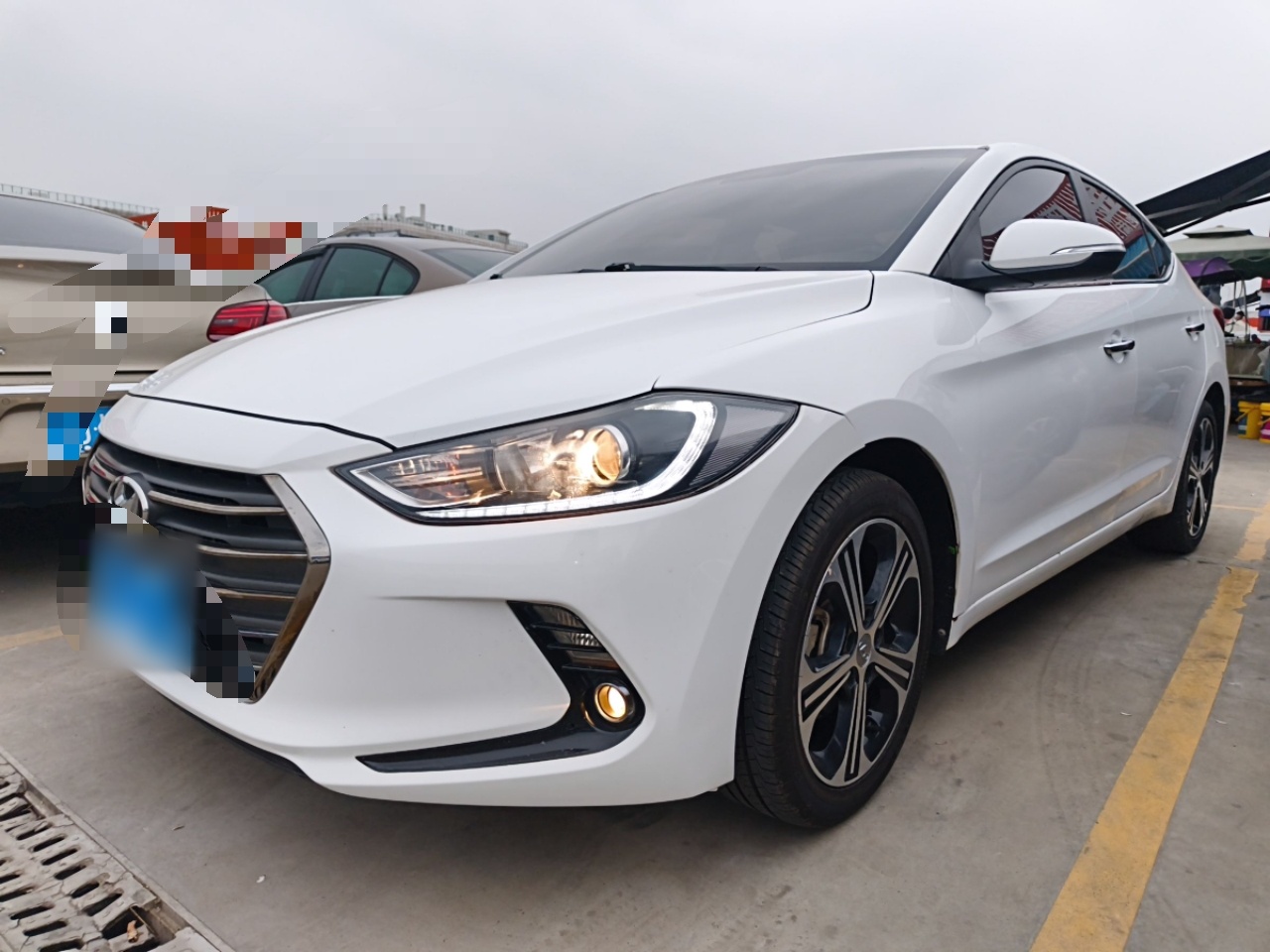 تحت مقدمة السيارة