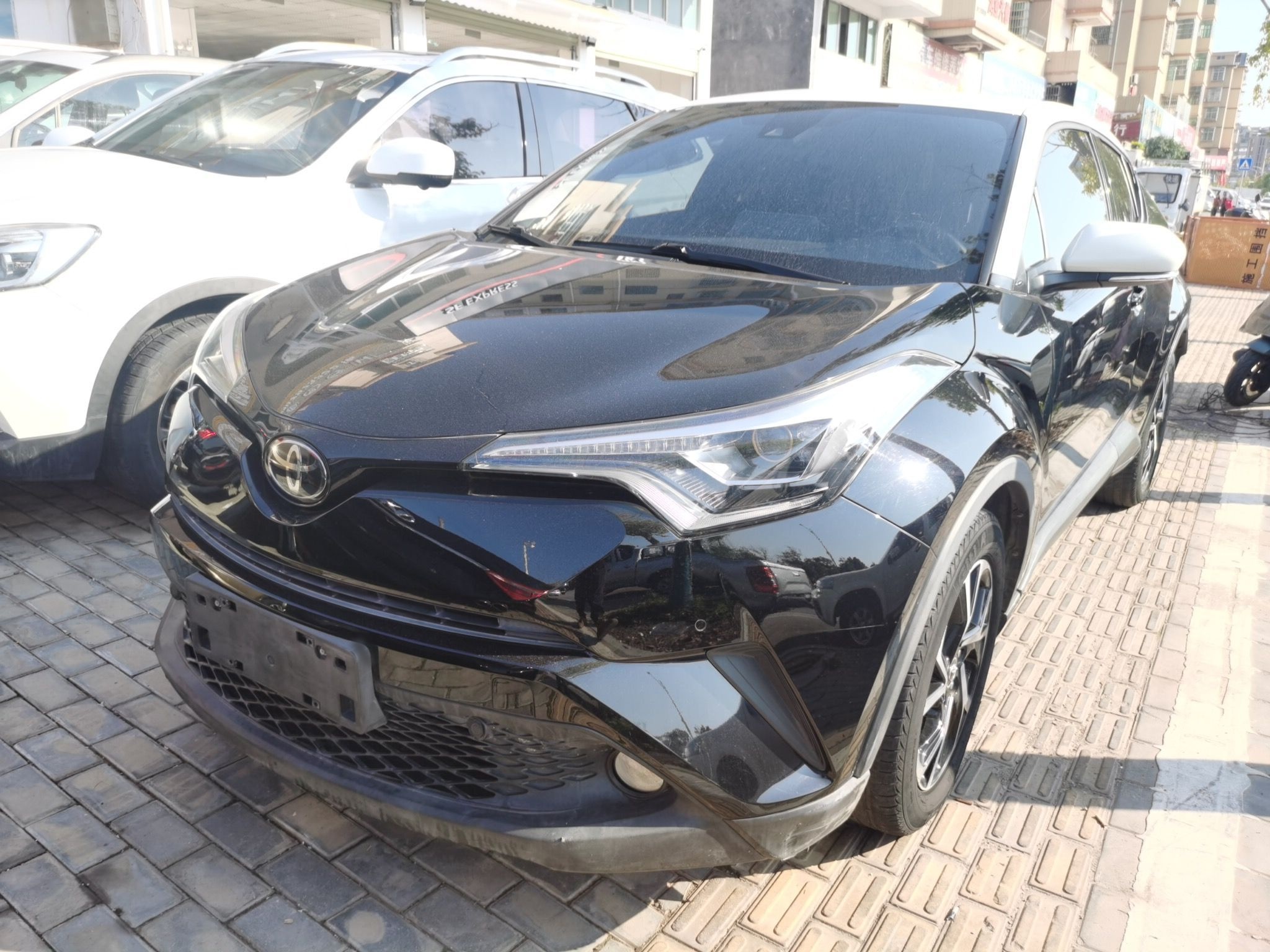 تحت مقدمة السيارة