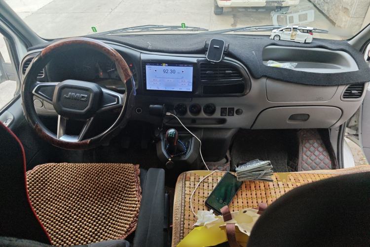 Used JMC Transit 2019 2.8T Commercial Version Short Wheelbase Mid-Roof 6-Seater China VI JX493 Center Console