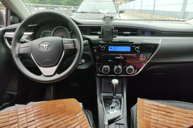 Used Toyota Corolla 2014 1.6L CVT GL Center Console