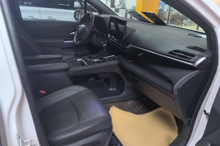 Used Toyota Sienna 2023 2.5L Hybrid Deluxe Edition
