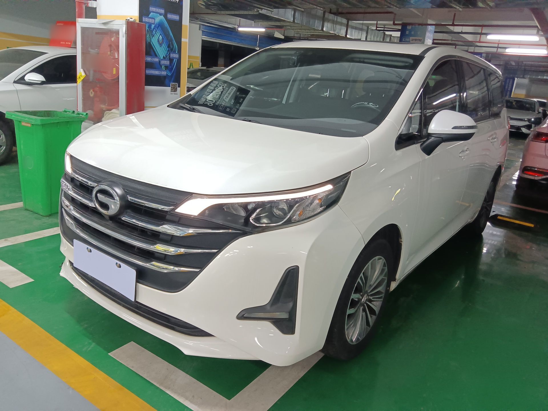 تحت مقدمة السيارة