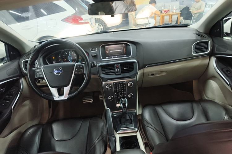Used Volvo V40 2014 2.0T Zhiya Edition
